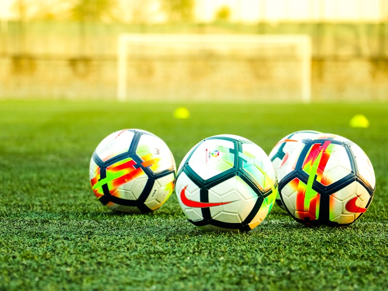 颁发冠军奖杯时金色奖杯在聚光灯下闪耀的荣耀时刻