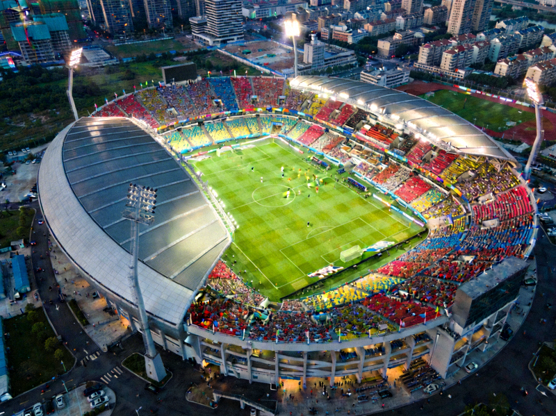 坐满观众的宏伟现代化足球体育场航拍全景